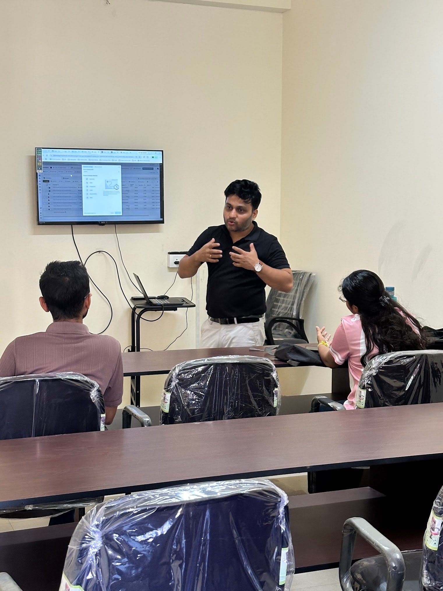 Beginners working on a digital marketing project in a Guwahati classroom